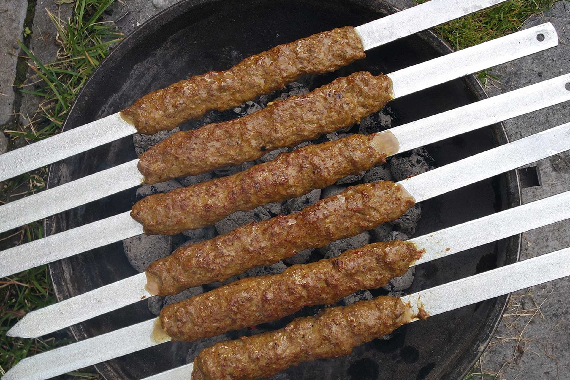 Adana, saftige Fleischspieße am Holzkohlengrill, pikant gewürzt