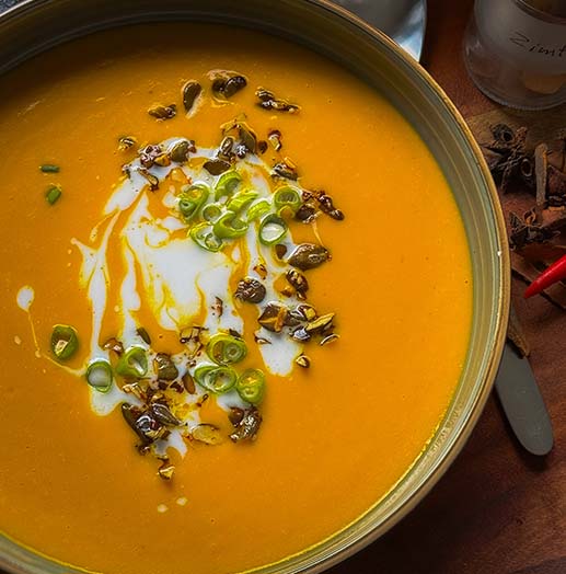 Kambodschanische Kürbissuppe mit Limettengras und Kokosmilch