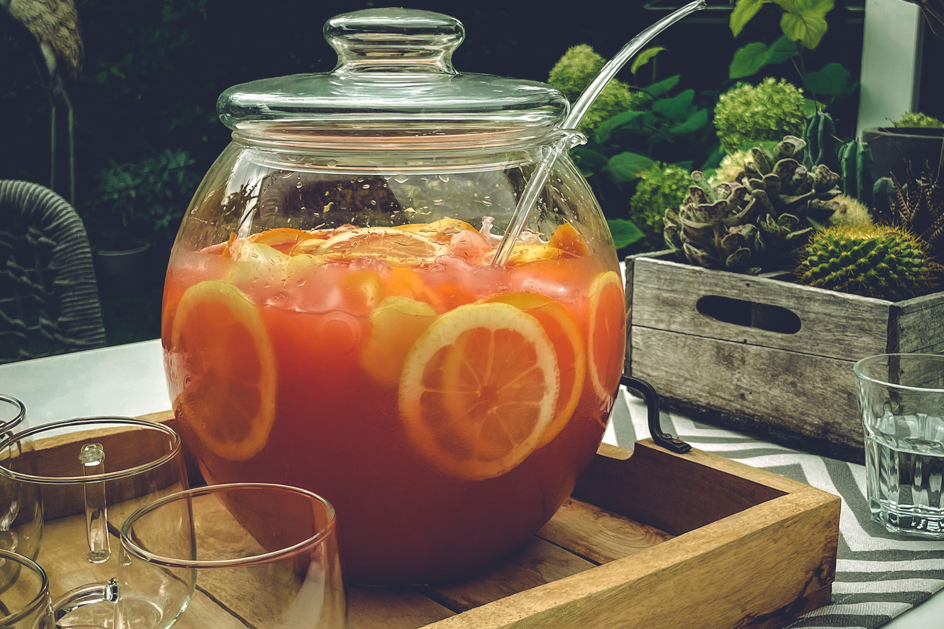 Ein großer Campari Milano Punch Cocktail in einer Bowle