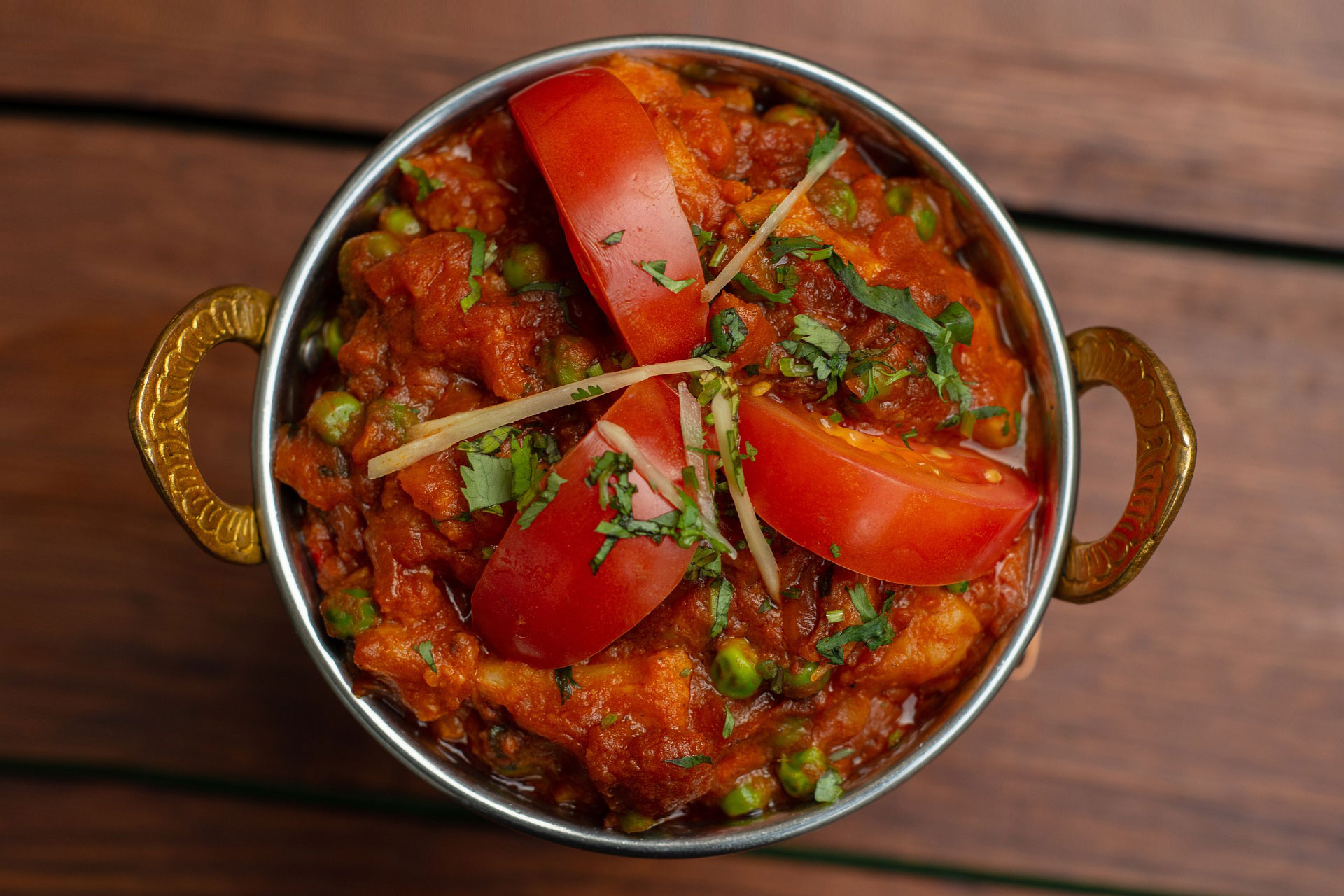 Rotes Chicken Tikka Masala mit Tomaten, Ingwer und Kräuter
