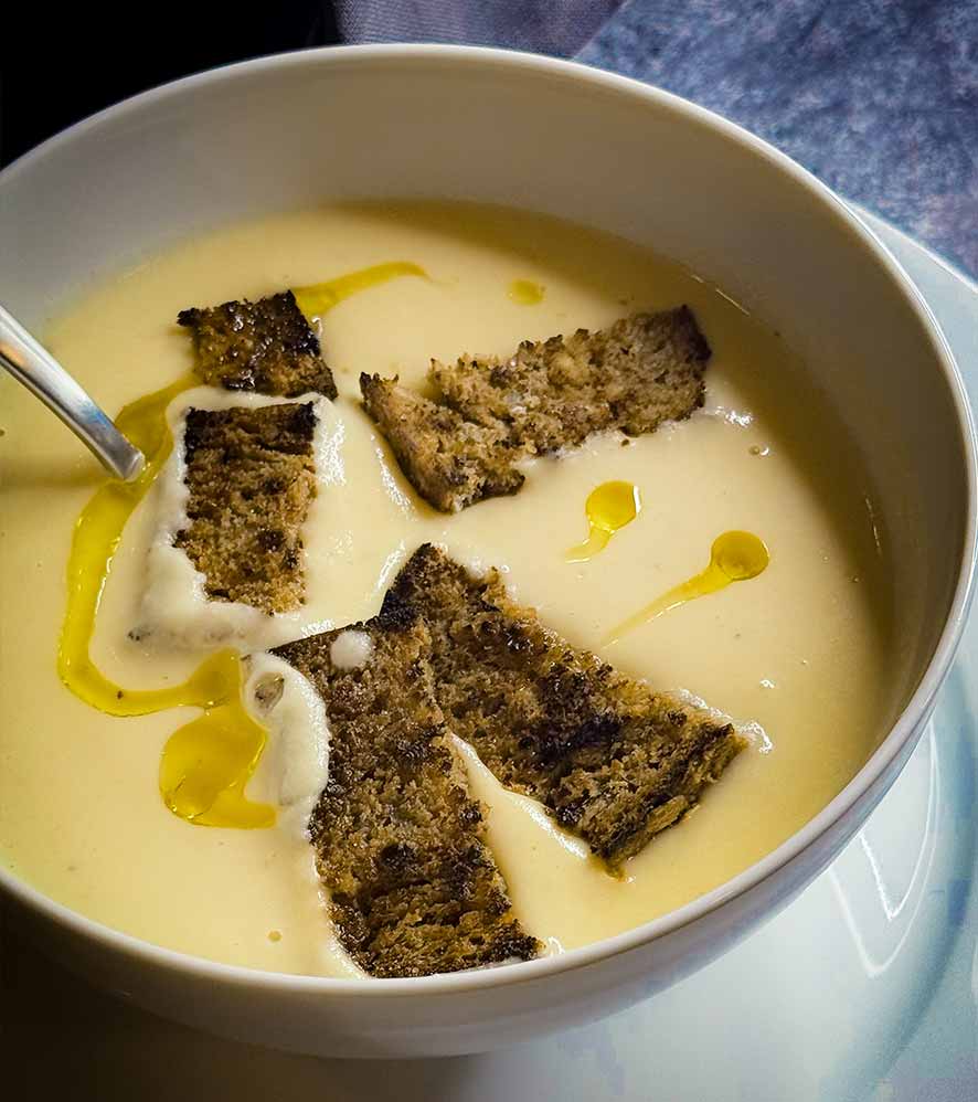 Elegante Erdäpfel-Sellerie-Suppe mit Trüffelöl
