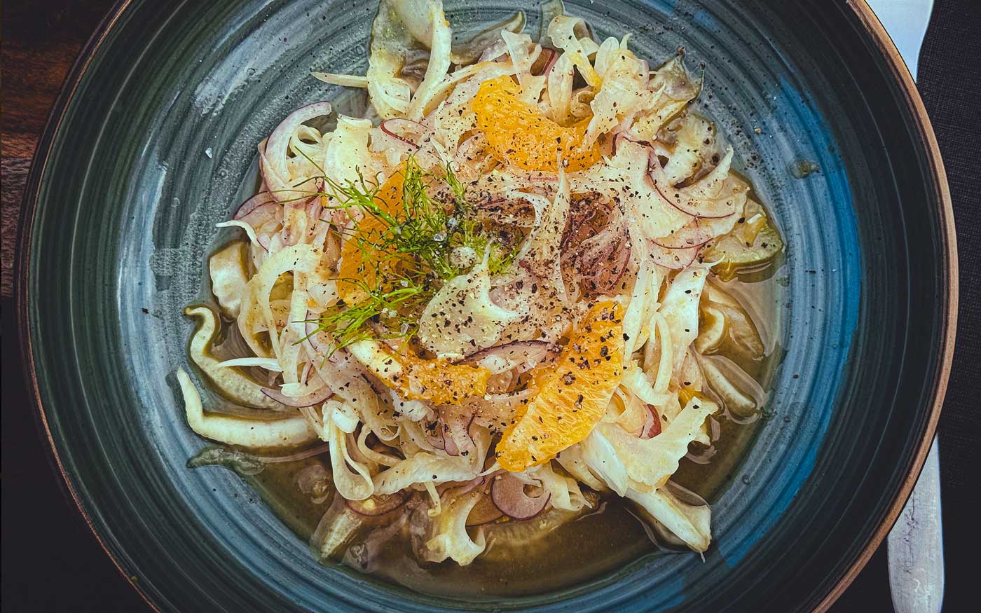 Salat aus Fenchel, Orange, schwarzer Pfeffer und Kräuter.