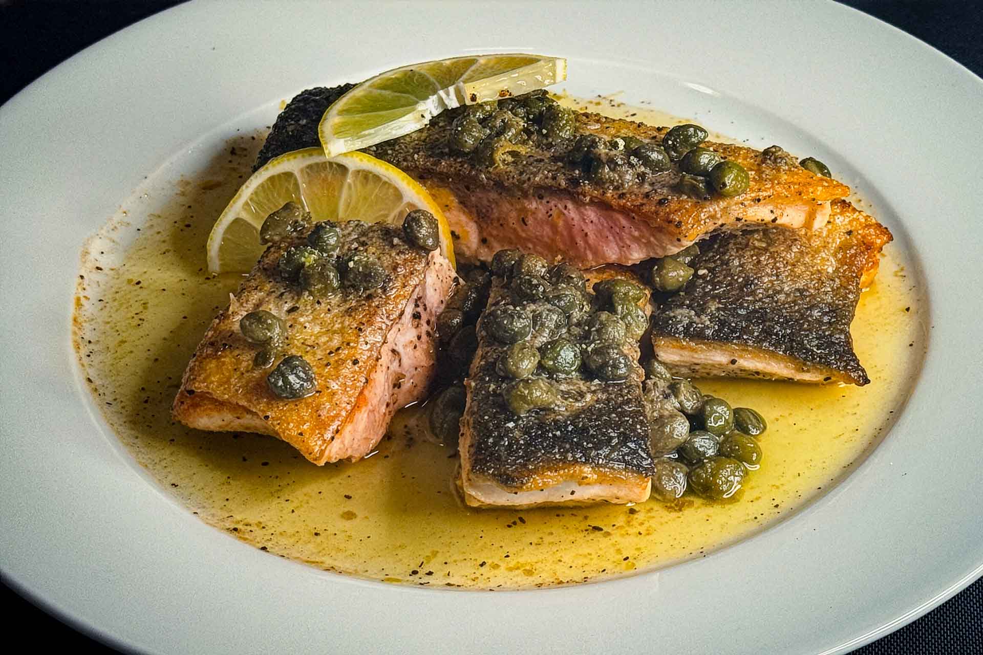 Gebratener Lachs mit Limetten-Kapernbutter