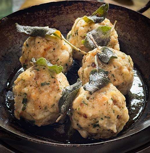 vegane Graukasknödel mit Salbeibutter