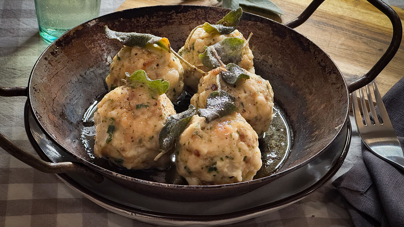 vegetarische Graukasknödel mit Salbeibutter