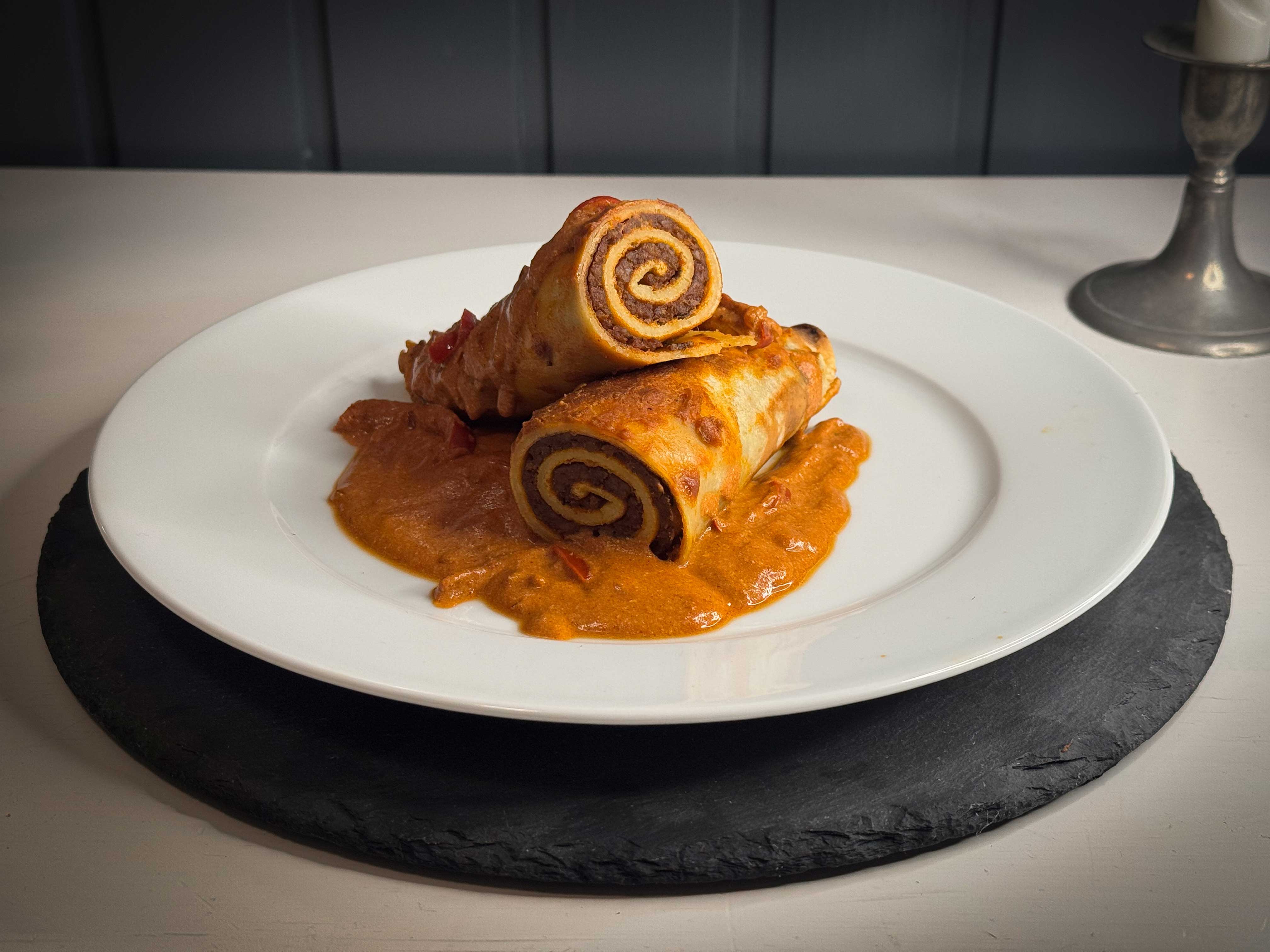 Hortobagy Palatschinken, Fleischpalatschinken mit einer scharfen Paprikasauce