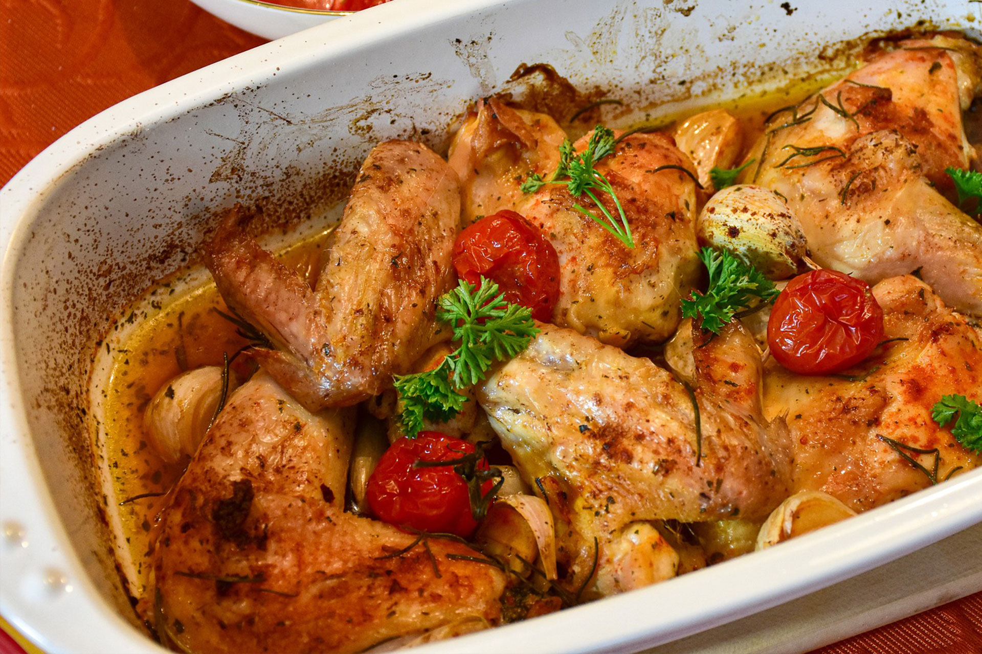 geschmorte Hühnerkeulen mit Ofengemüse und Kräuter