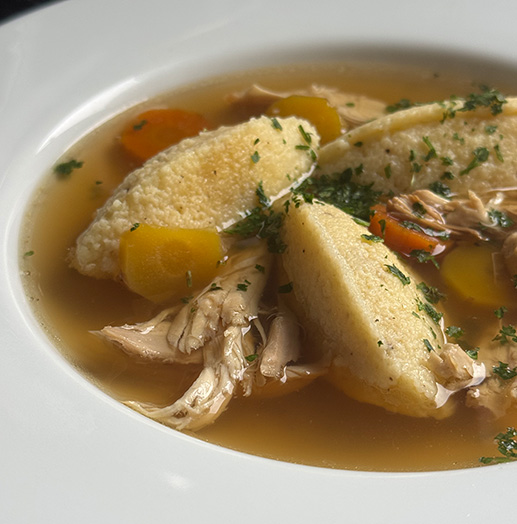Klare Hühnersuppe mit Grießnockerln