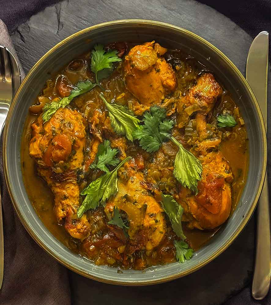 Karibisch marinierte und geschmorte Hühnerkeulen mit Koriander, Sellerie und Limette