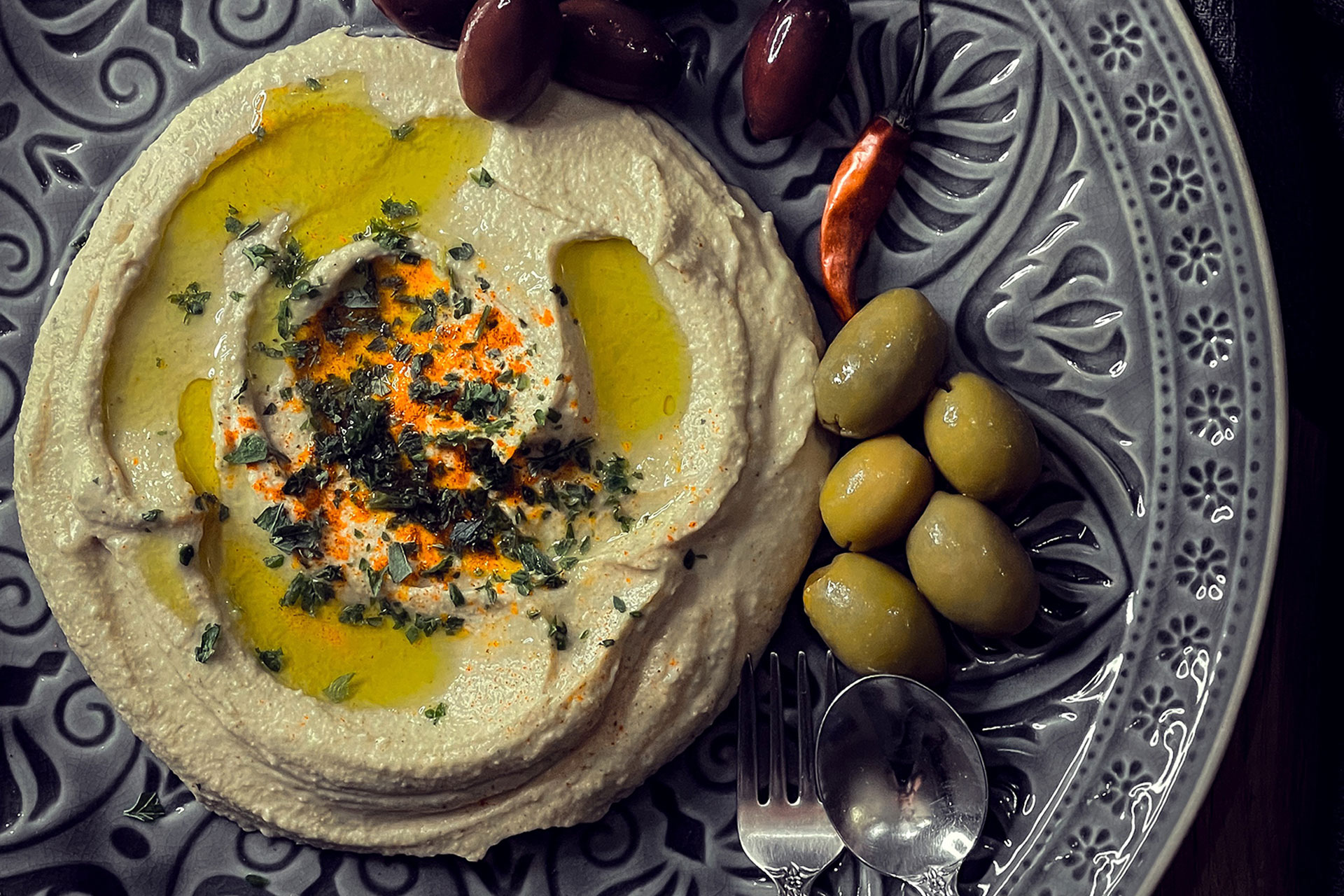 Seidiger Hummus mit Oliven, Olivenöl und Kräuter