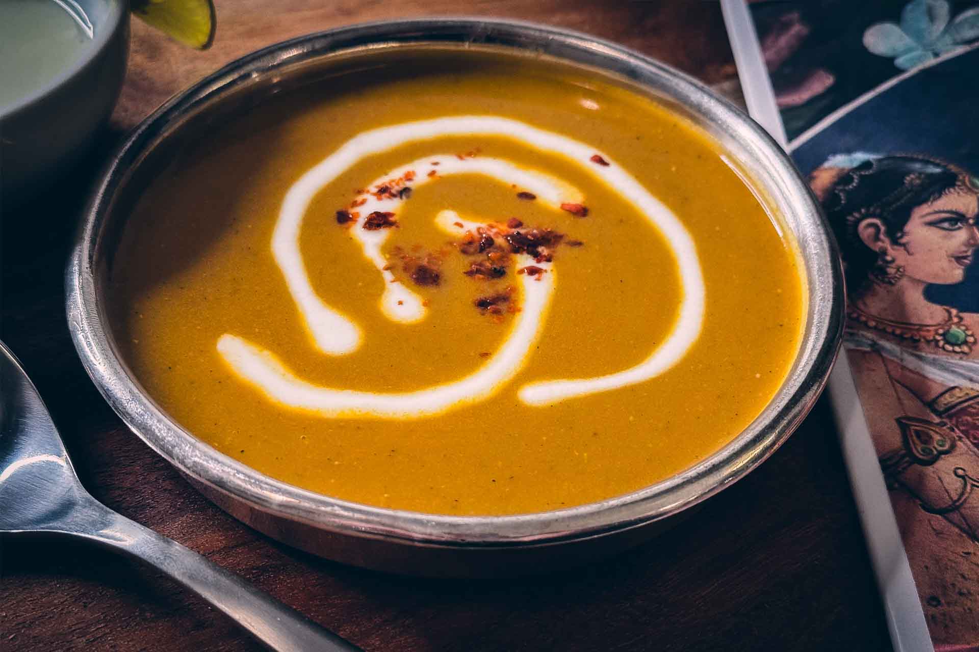 orange Suppe mit Joghurt und Kräuter garniert