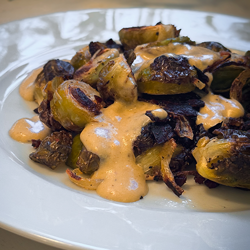 Geröstete Kohlsprossen mit Speck und Rahm-Senfsauce