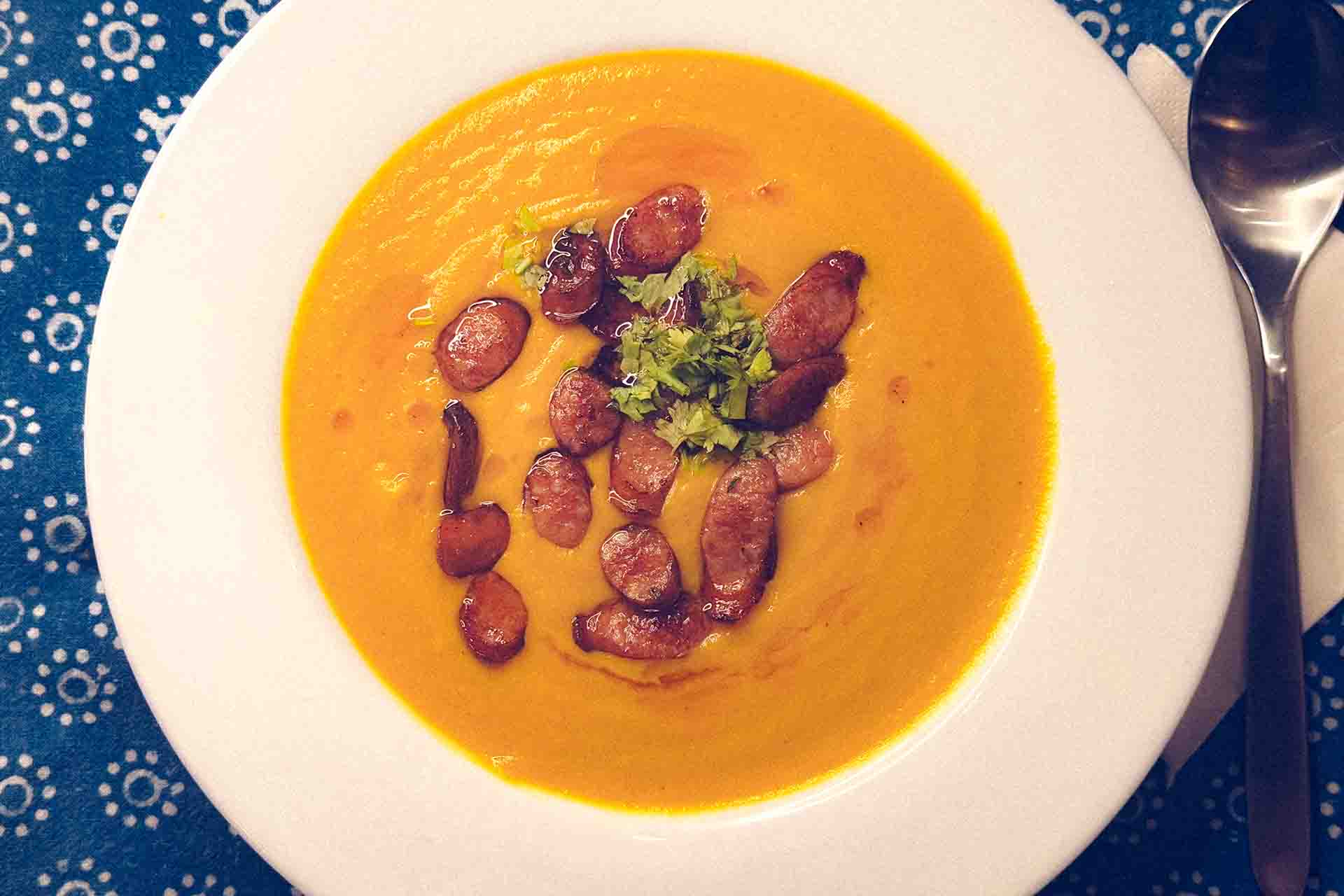Pikante Kürbissuppe mit Orange und Pusztawürstel