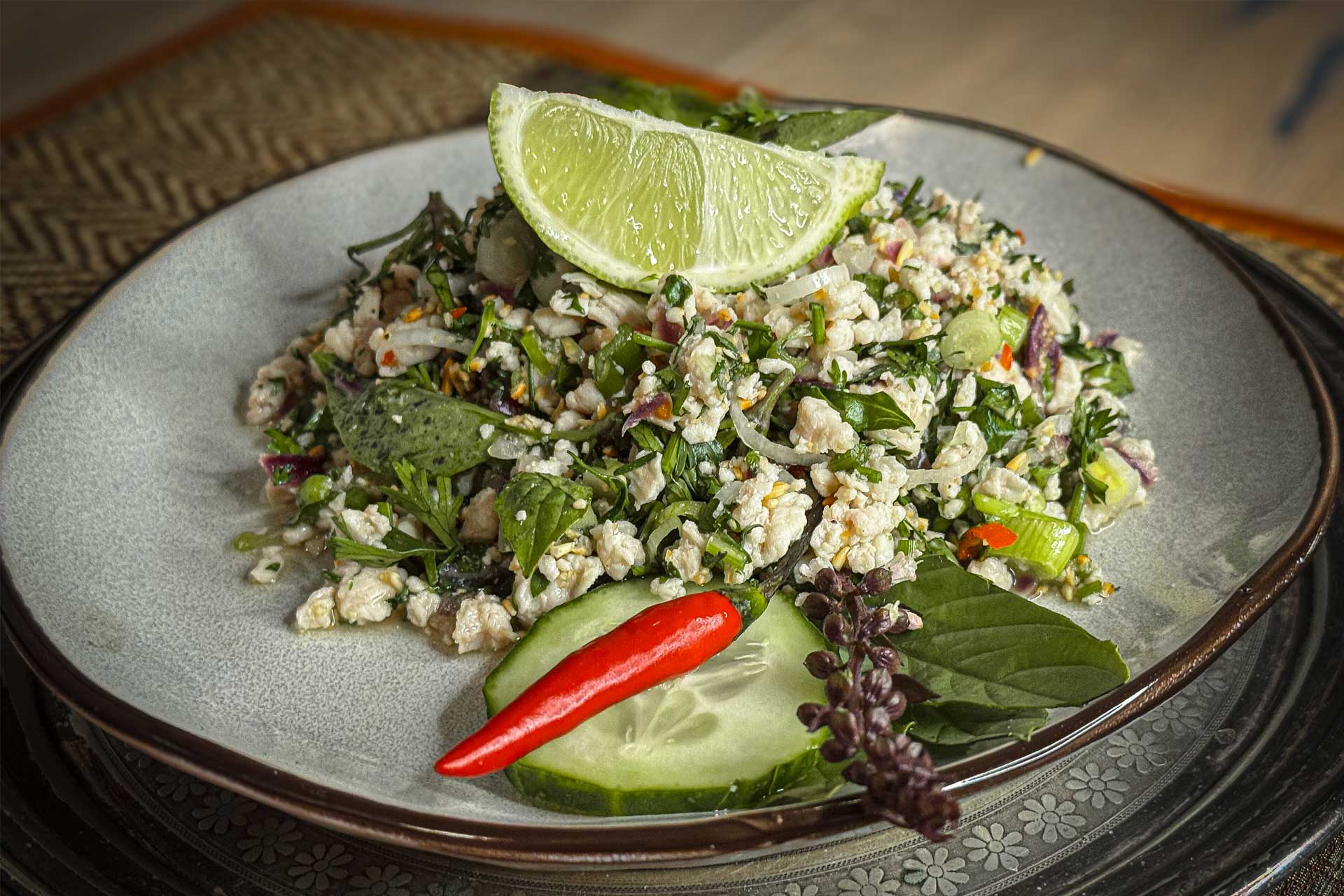 pikanter thailändischer Hühnerfleischsalat mit Krütern und Limetten - Laab Gai