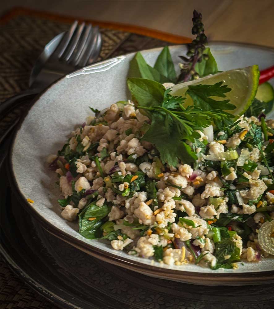 Laab Gai, pikanter Thai-Hühnersalat mit Limette und Kräutern