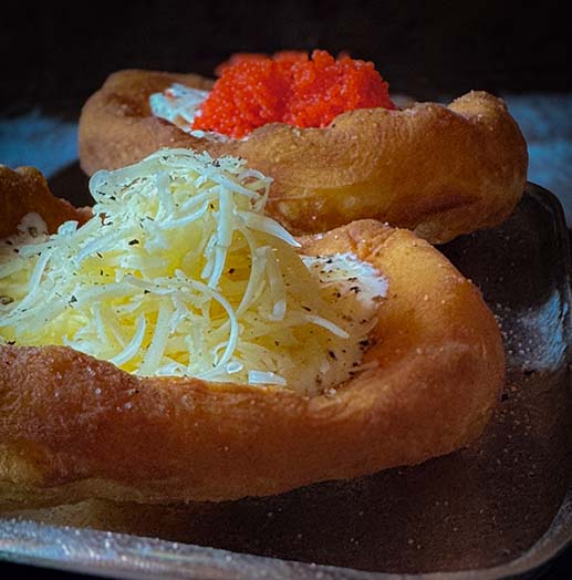 Lángos belegt mit Bergkäse und Knblauchrahm