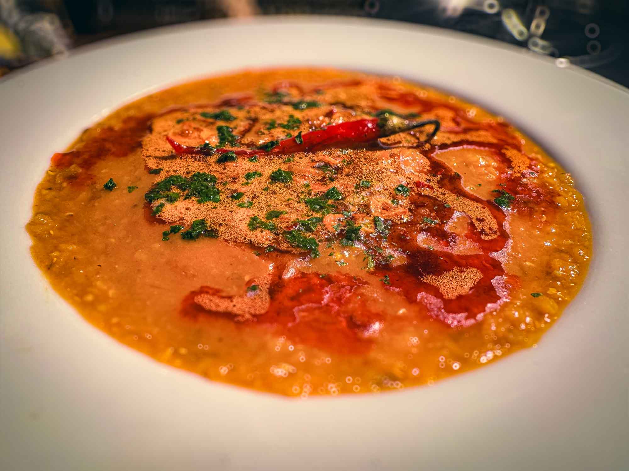 Rotes Daal, Linseneintopf mit Chili und grünen Gewürzen