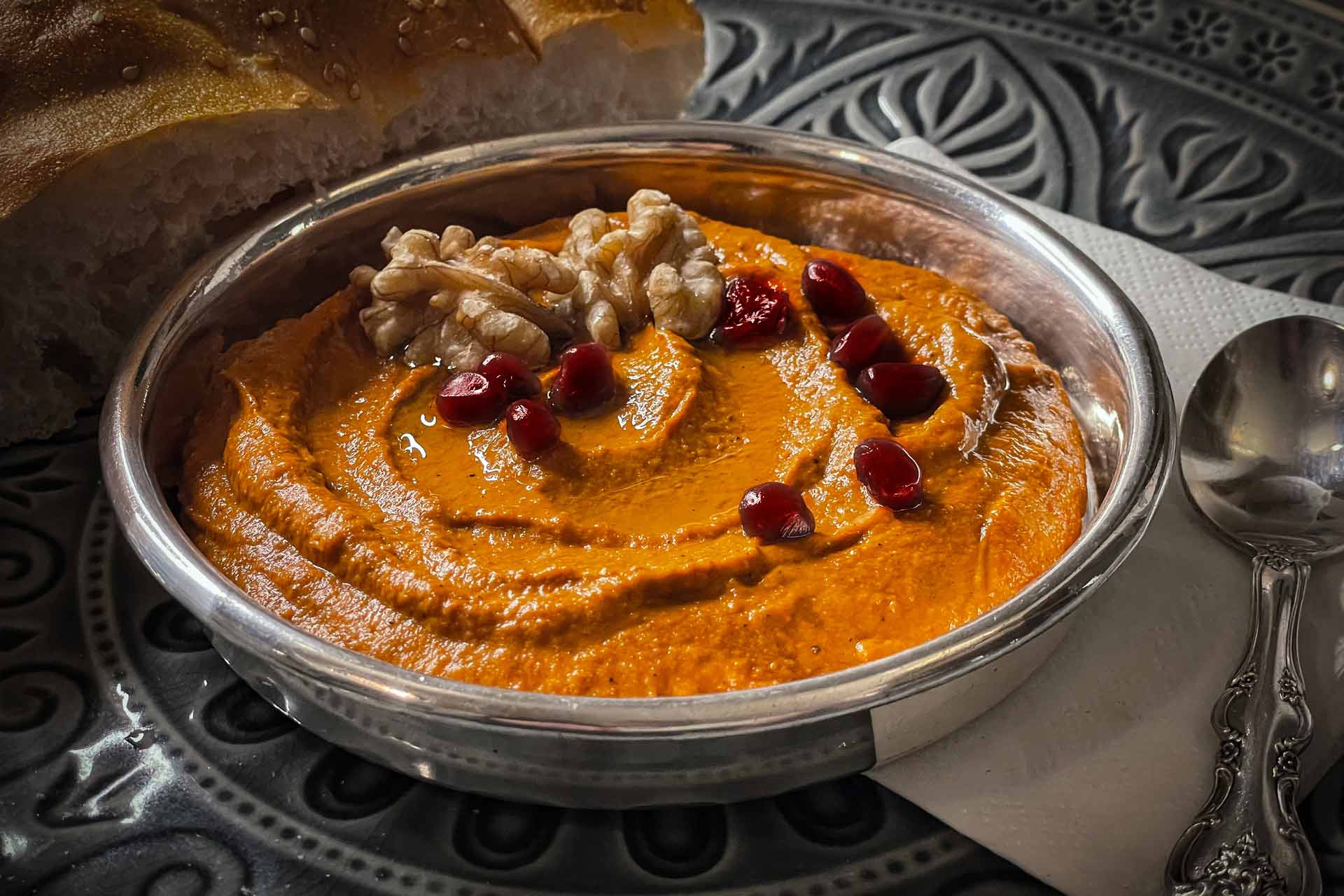 Muhammara, eine Paprikacreme mit Walnüssen und Granatapfelkernen