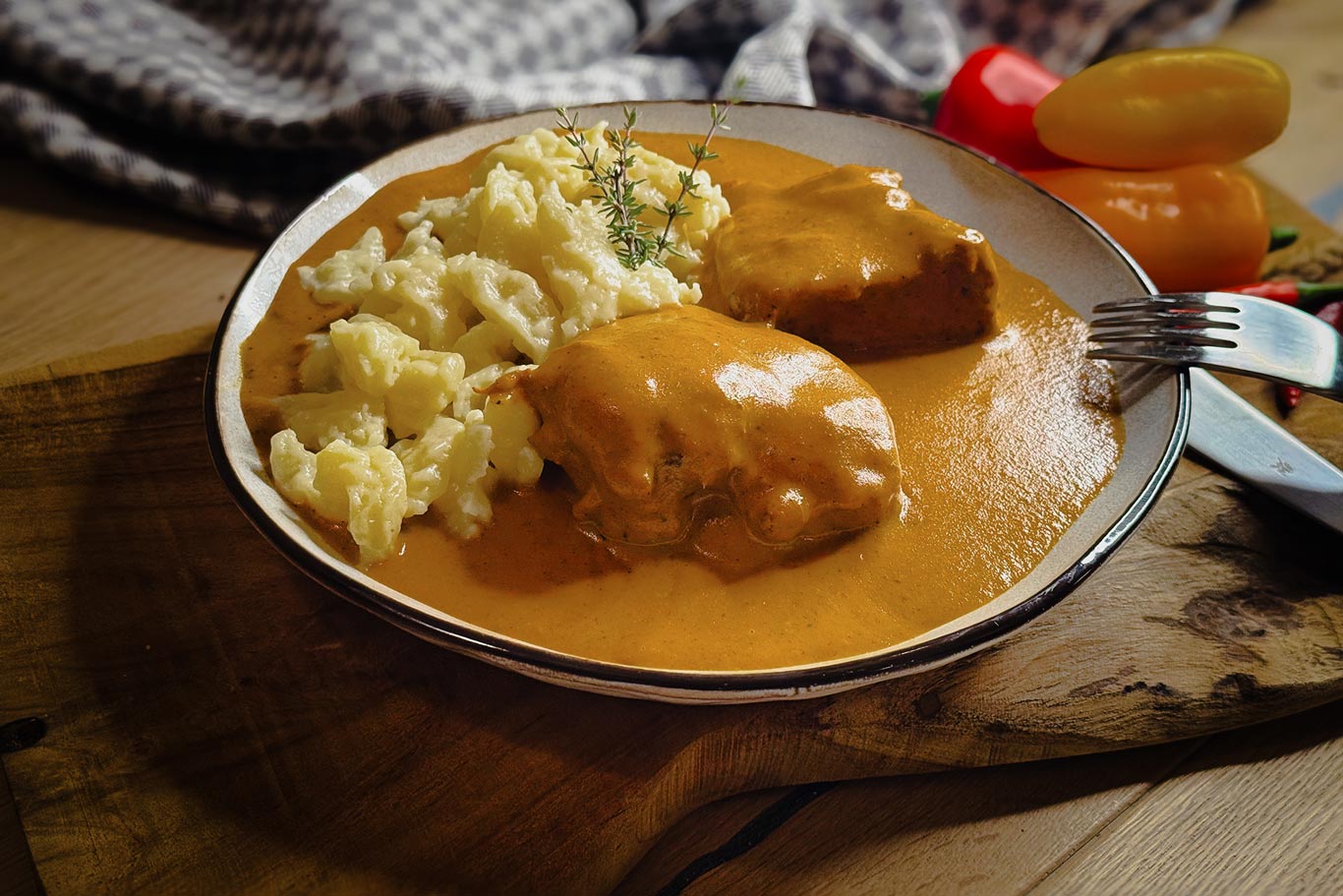 Huhn in cremiger Proter aprikasauce mit Butternockerl, garniert mit Thymian