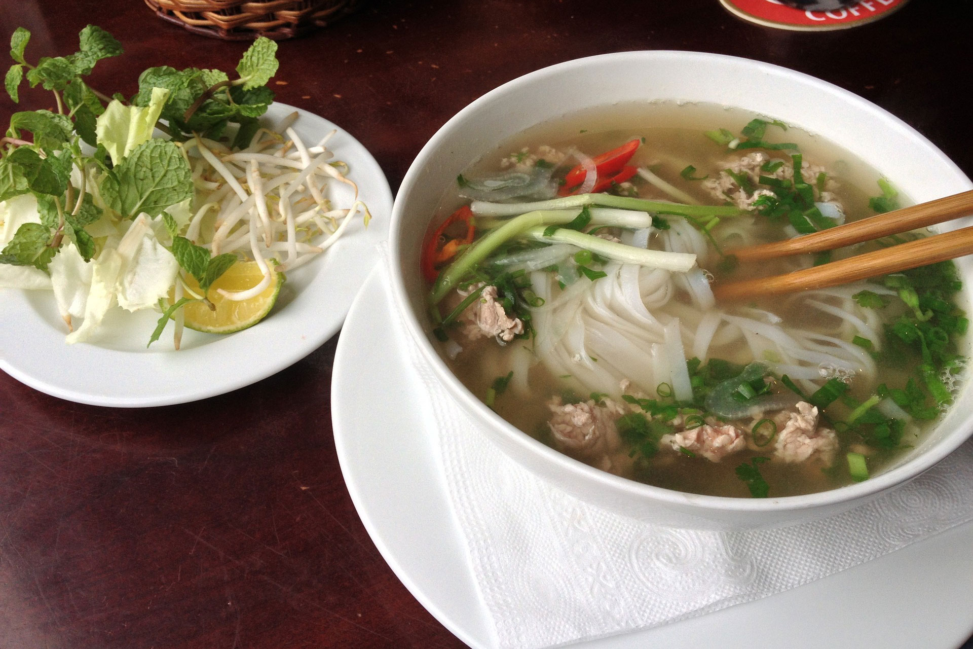 Pho Ga, Suppenschale mit Suppe und Reisnudeln, mit Hühnerfleisch und Koriander, Limetten und Sojasprossen