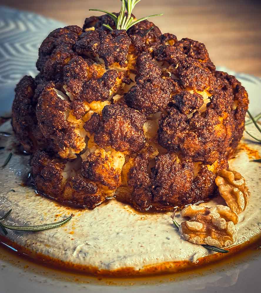 Pikant gewürzter Karfiol/Blumenkohl auf Feta-Dip mit Walnüssen