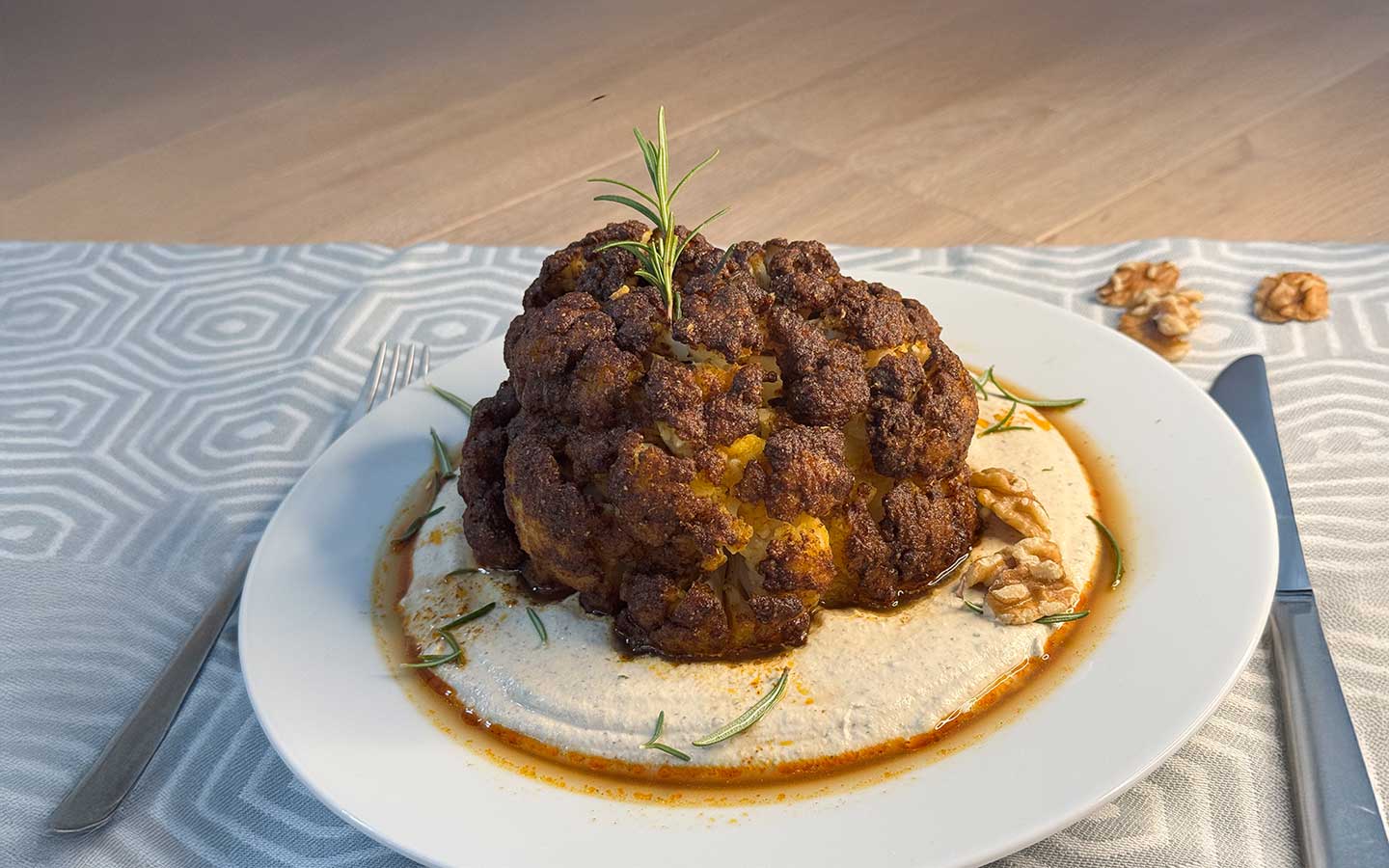 Pikanter Karfiol mit Walnuss-Feta-Dip