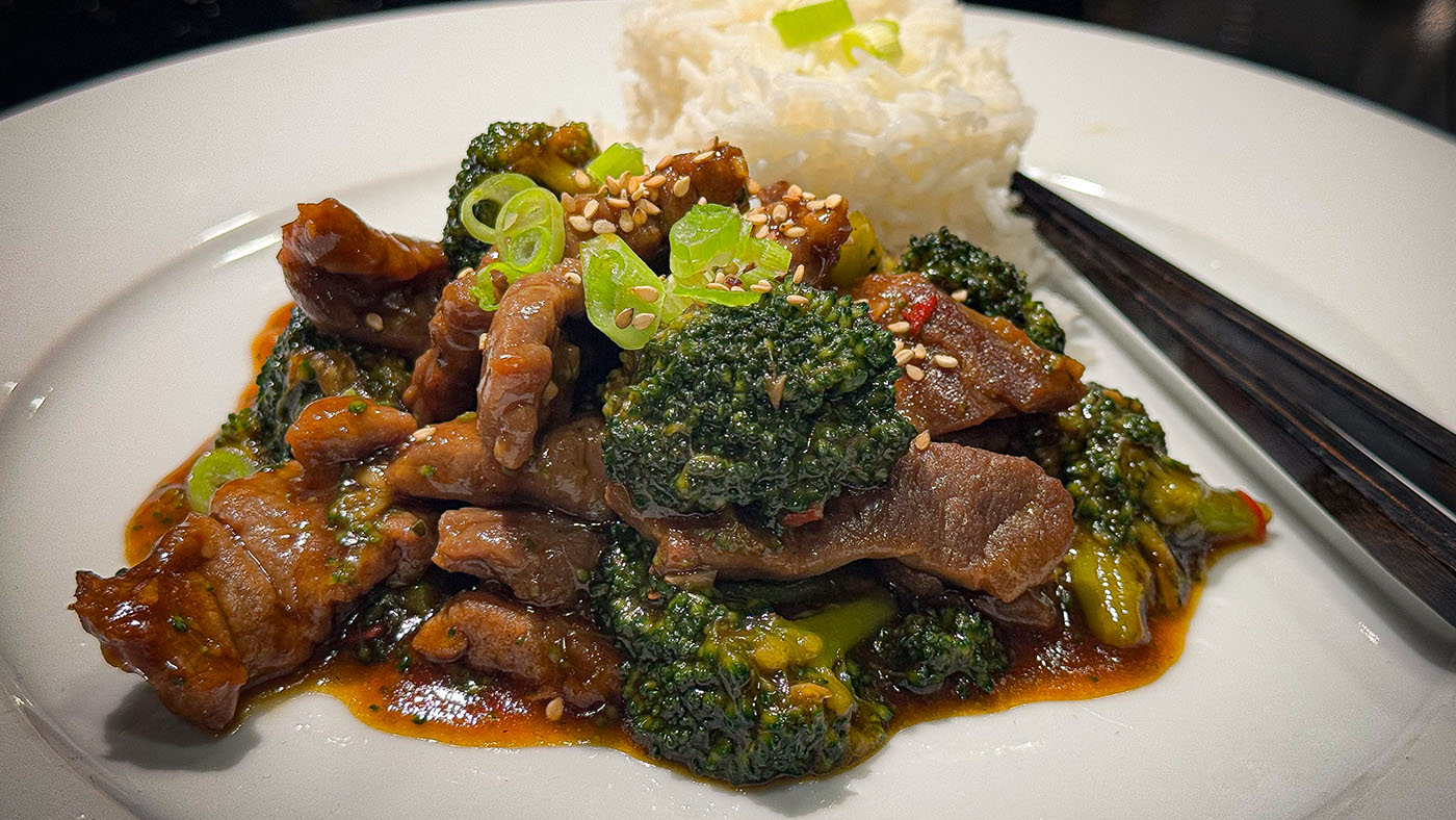 Chinesisches Rindfleisch mit Brokkoli in Austernsauce mit Sesam und Frühlingszwiebeln