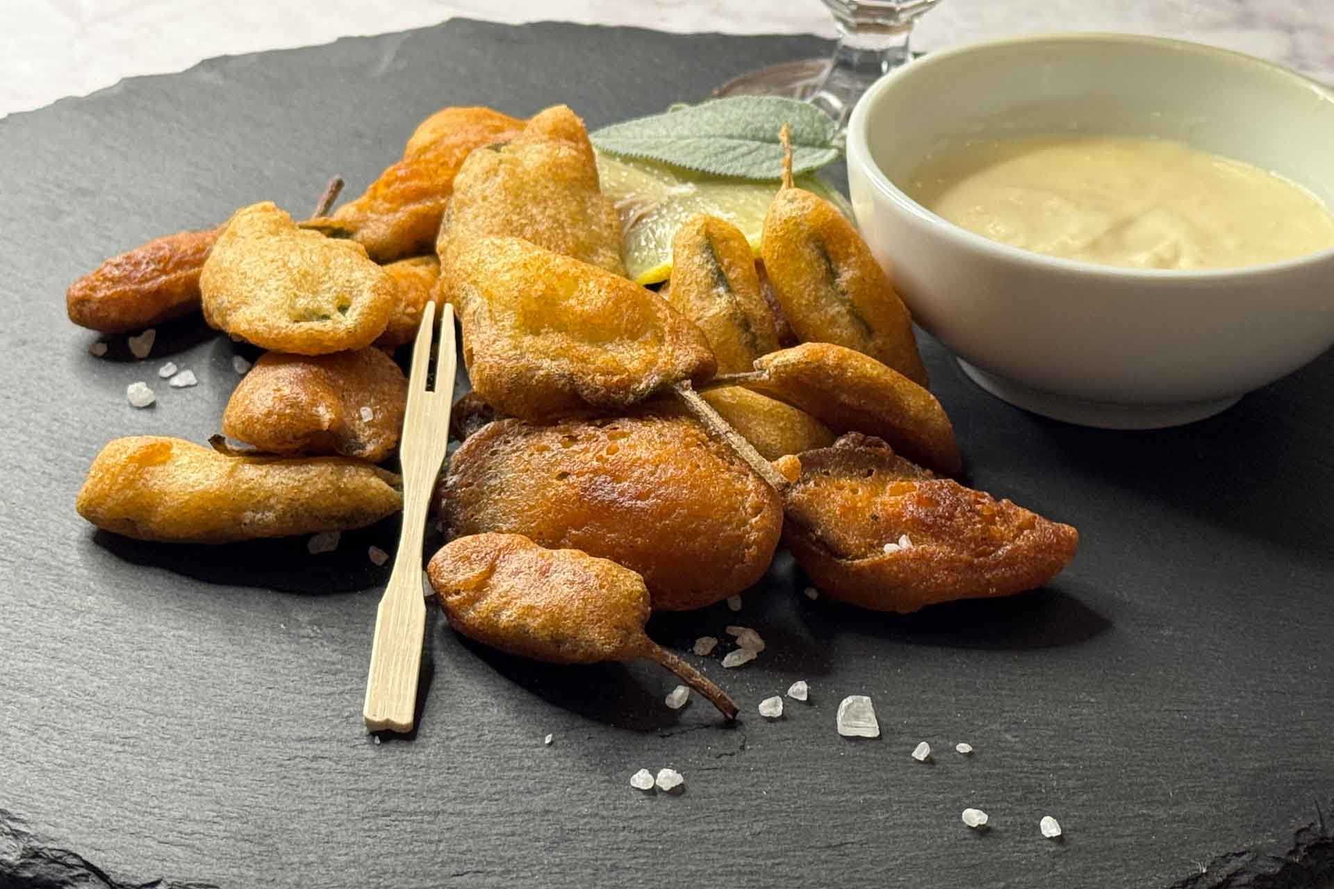 Salbeiblätter im Backteig, frittiert mit Aioli und Limetten