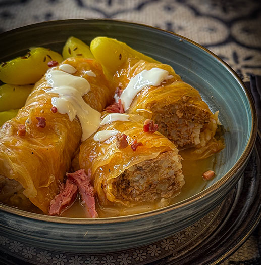 Sarma, serbische Krautrouladen mit Kümmelerdäpfel