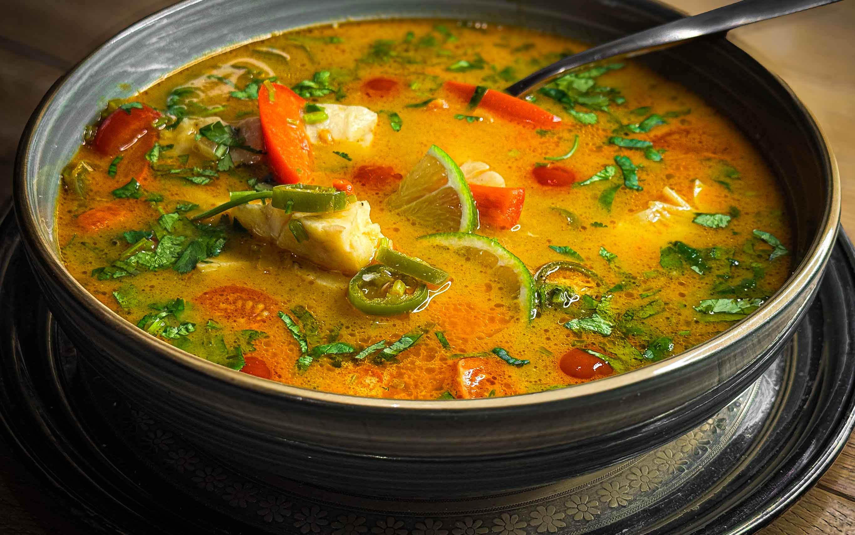 Scharfe Limetten-Fischsuppe