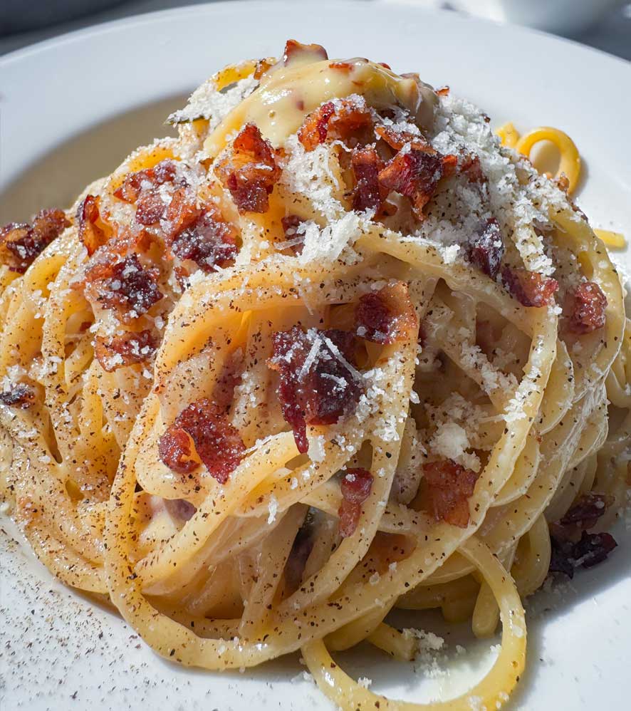 Spaghetti alla carbonara, Pasta mit Speck, Käse und schwarzem Pfeffer
