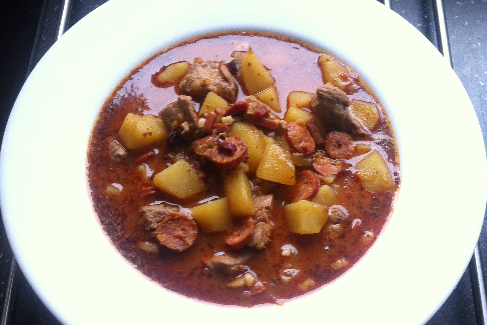 Spezial-Gulaschsuppe mit Kaiserfleisch, Debrezina, Kartoffeln, Paprika und Majoran