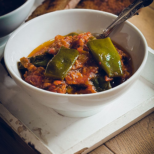 In Tomatensauce geschmorte breite Bohnen